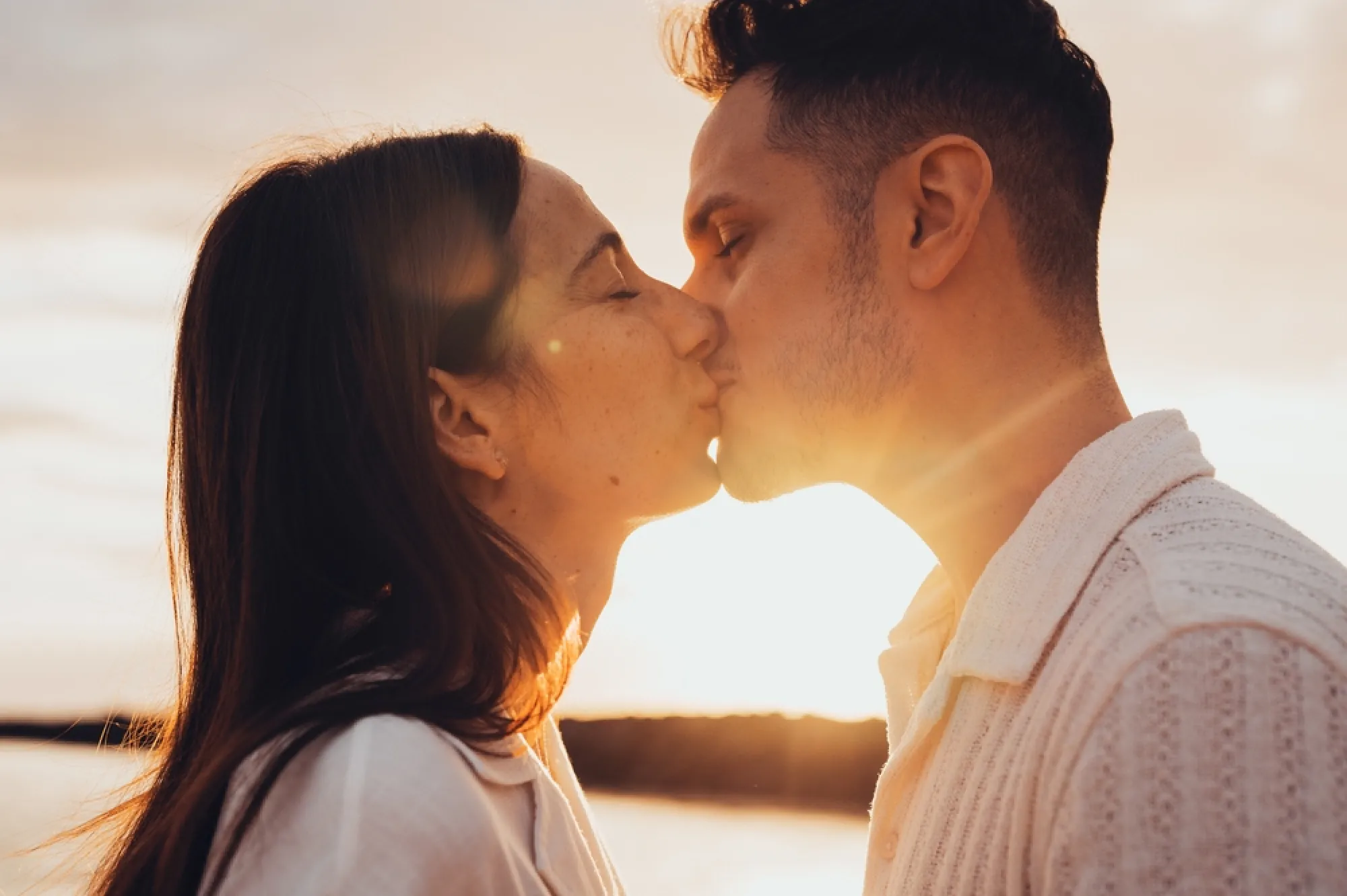 http://pareja%20besándose
