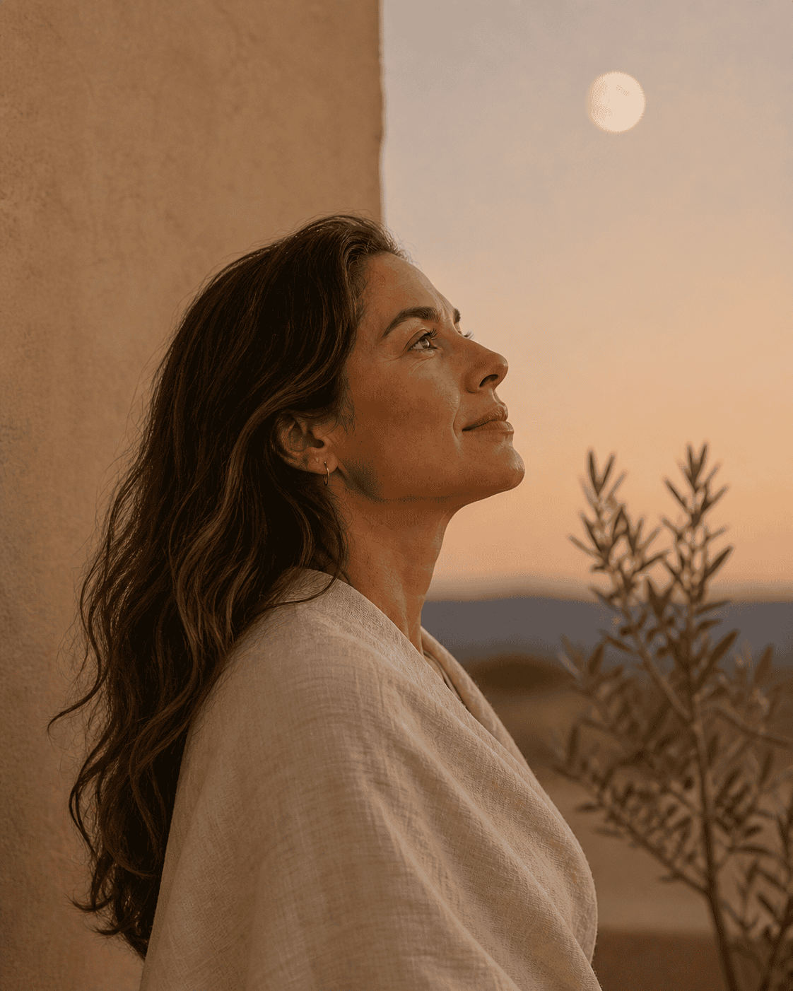 http://Mujer%20de%20perfil%20mirando%20el%20cielo%20al%20atardecer%20con%20luz%20cálida%20y%20luna%20tenue%20en%20ambiente%20sereno%20de%20estética%20wellness%20minimalista