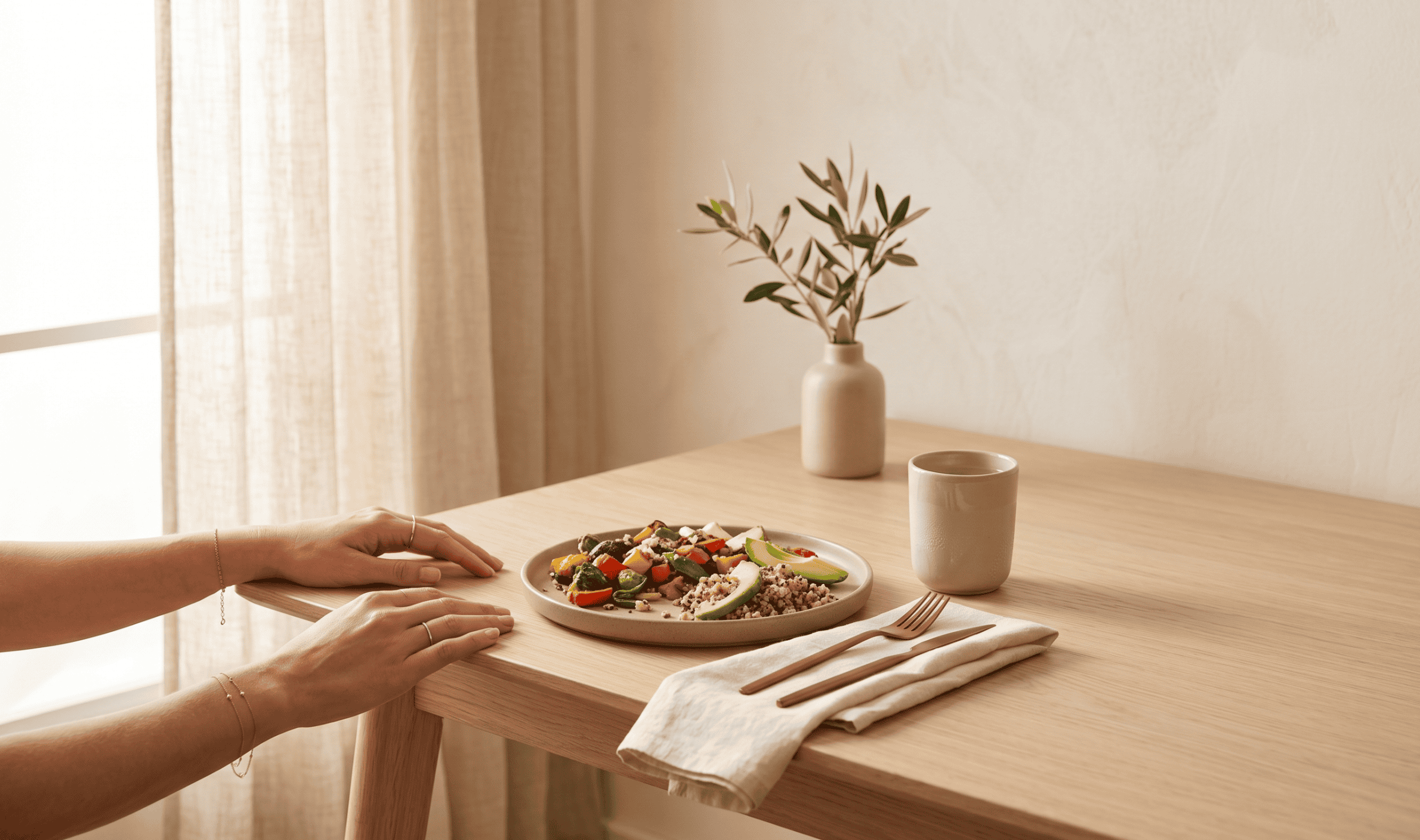 http://Mujer%20haciendo%20una%20pausa%20consciente%20durante%20una%20comida%20saludable%20con%20plato%20de%20quinoa,%20vegetales%20y%20palta%20sobre%20mesa%20de%20madera.