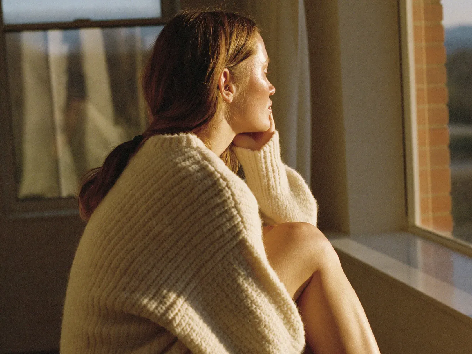 http://Mujer%20pensativa%20junto%20a%20una%20ventana%20con%20luz%20cálida%20de%20tarde,%20en%20un%20momento%20de%20calma%20y%20reflexión.