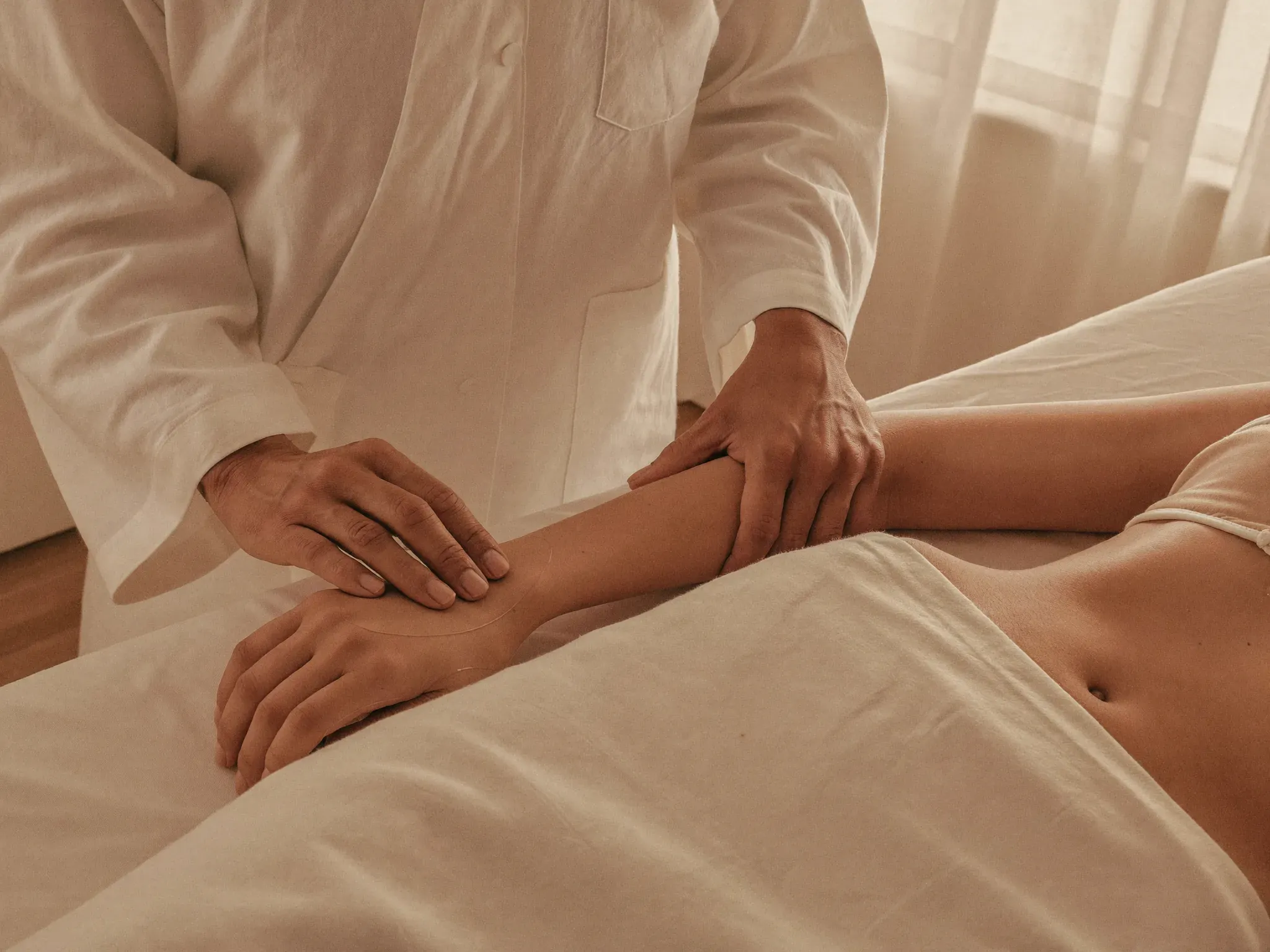 http://Manos%20de%20una%20especialista%20aplicando%20un%20tratamiento%20reafirmante%20en%20el%20brazo%20de%20una%20clienta,%20en%20un%20ambiente%20cálido%20y%20sereno.