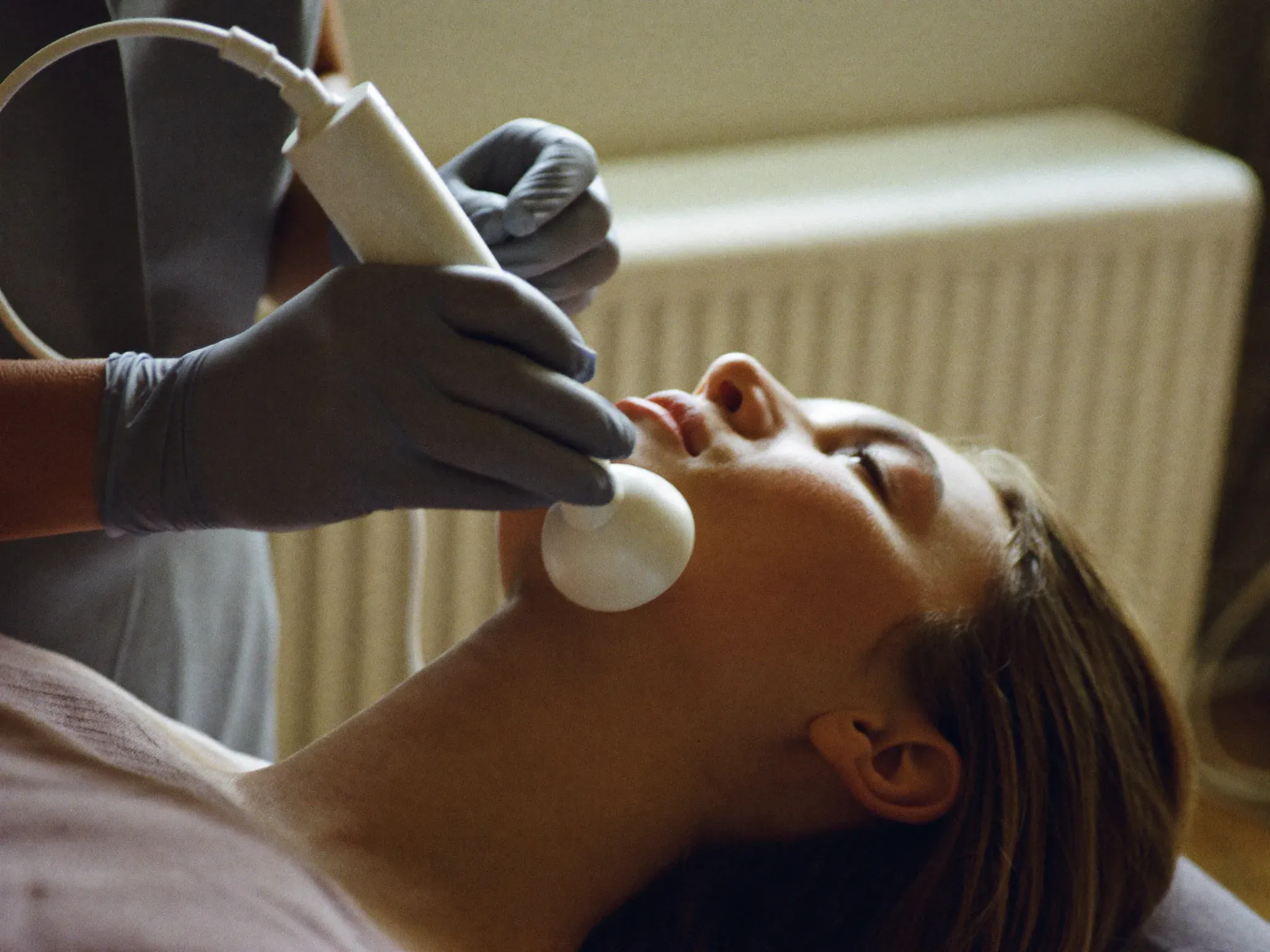 http://Aplicación%20del%20cabezal%20de%20ultrasonido%20sobre%20el%20contorno%20mandibular%20de%20una%20clienta%20en%20NCA.