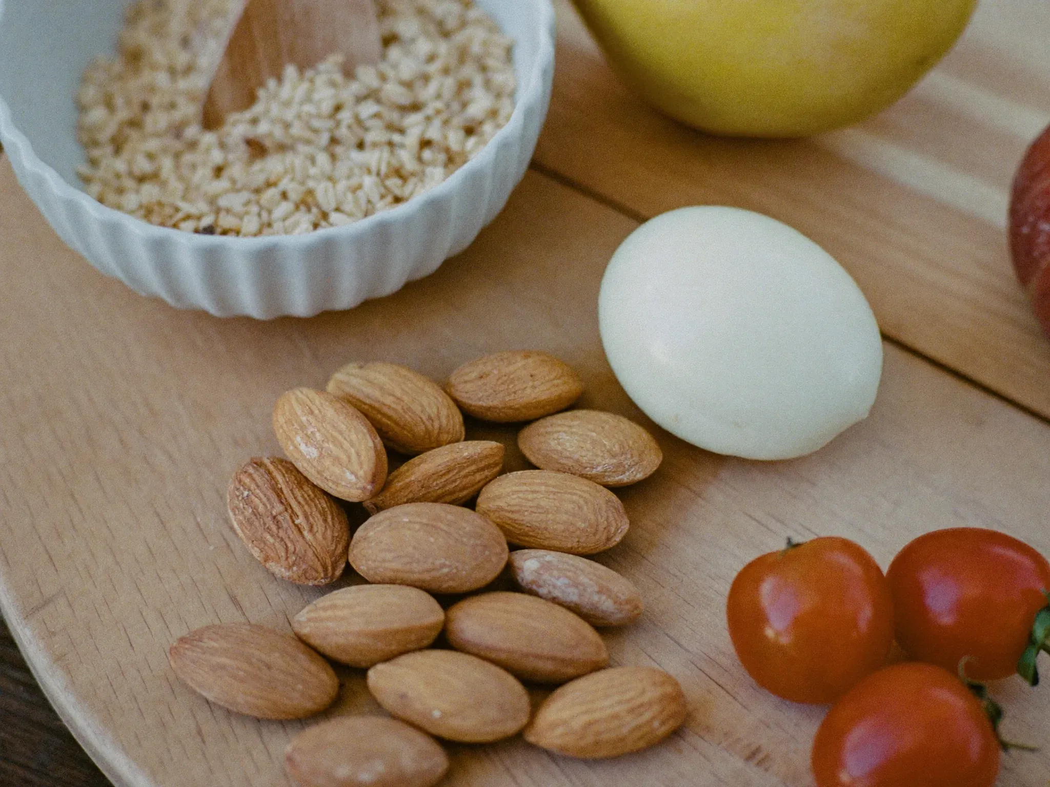 http://Tabla%20con%20almendras,%20huevo%20cocido,%20avena,%20tomates%20cherry%20y%20fruta%20fresca.