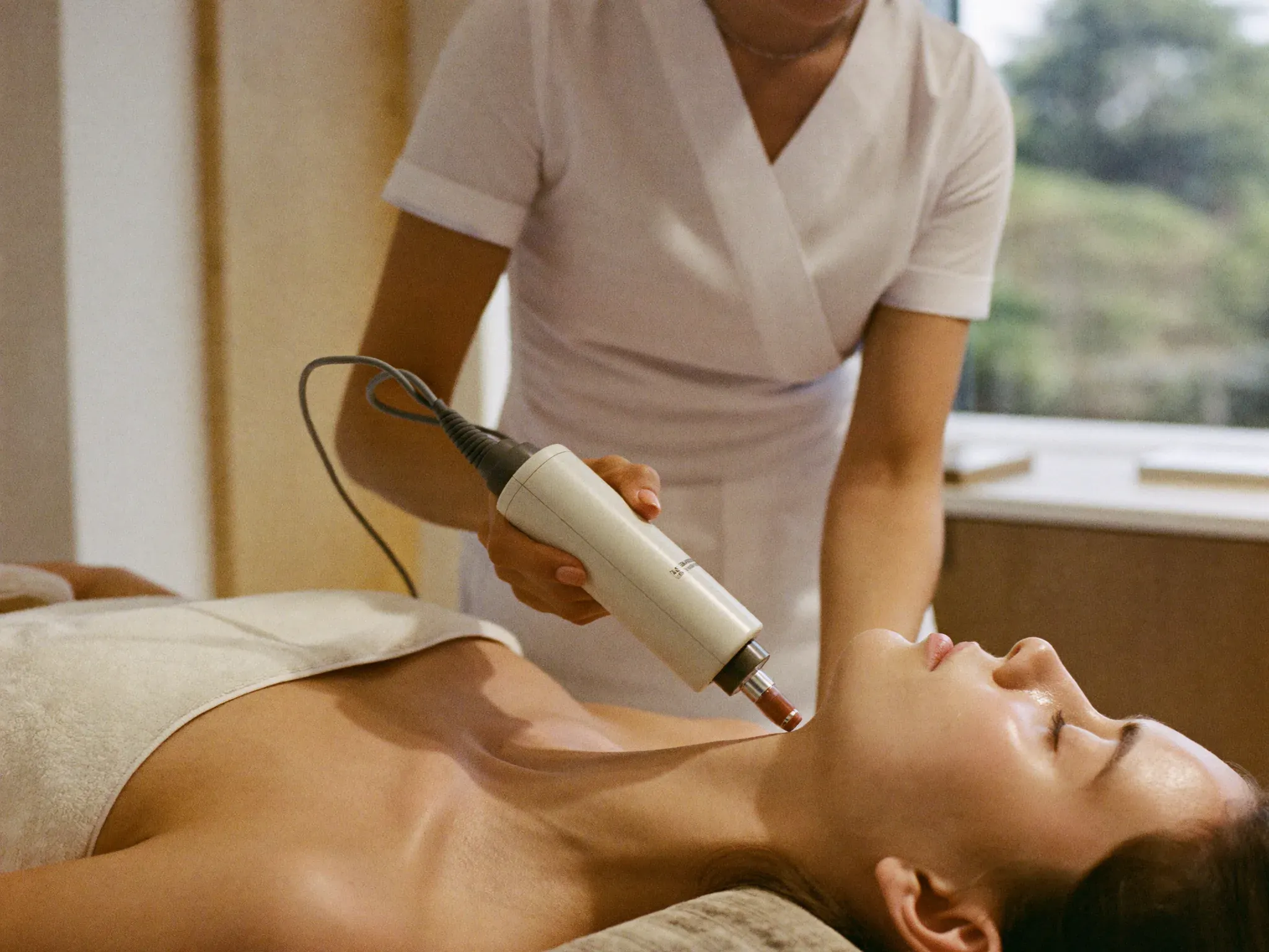 http://Aplicación%20del%20protocolo%20facial%20de%20NCA%20con%20dispositivo%20de%20regeneración%20sobre%20el%20rostro%20de%20una%20clienta.